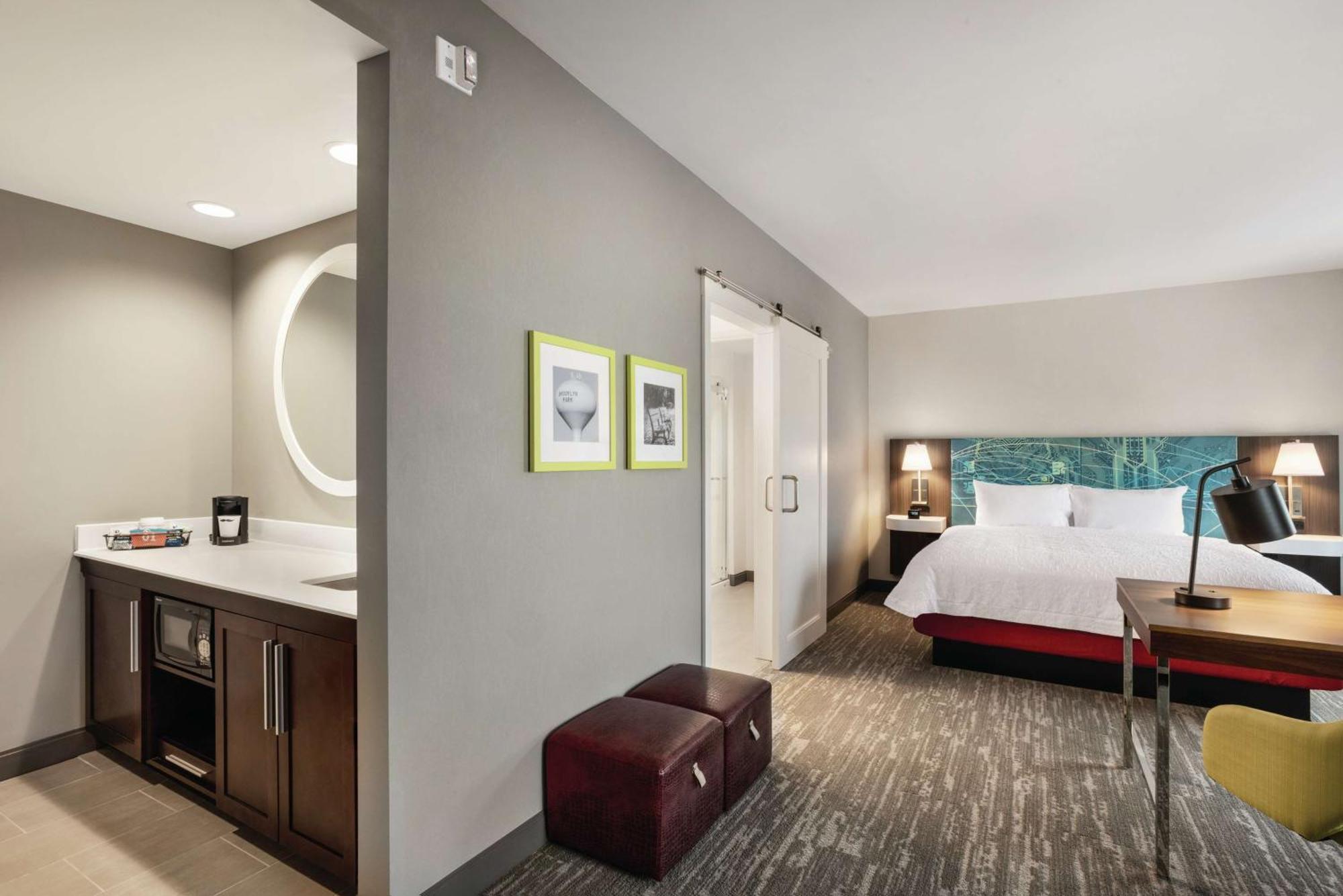Hampton Inn Brooklyn Park Exteriör bild