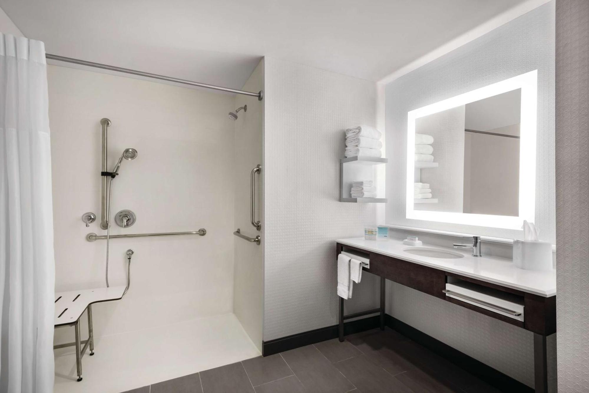 Hampton Inn Brooklyn Park Exteriör bild