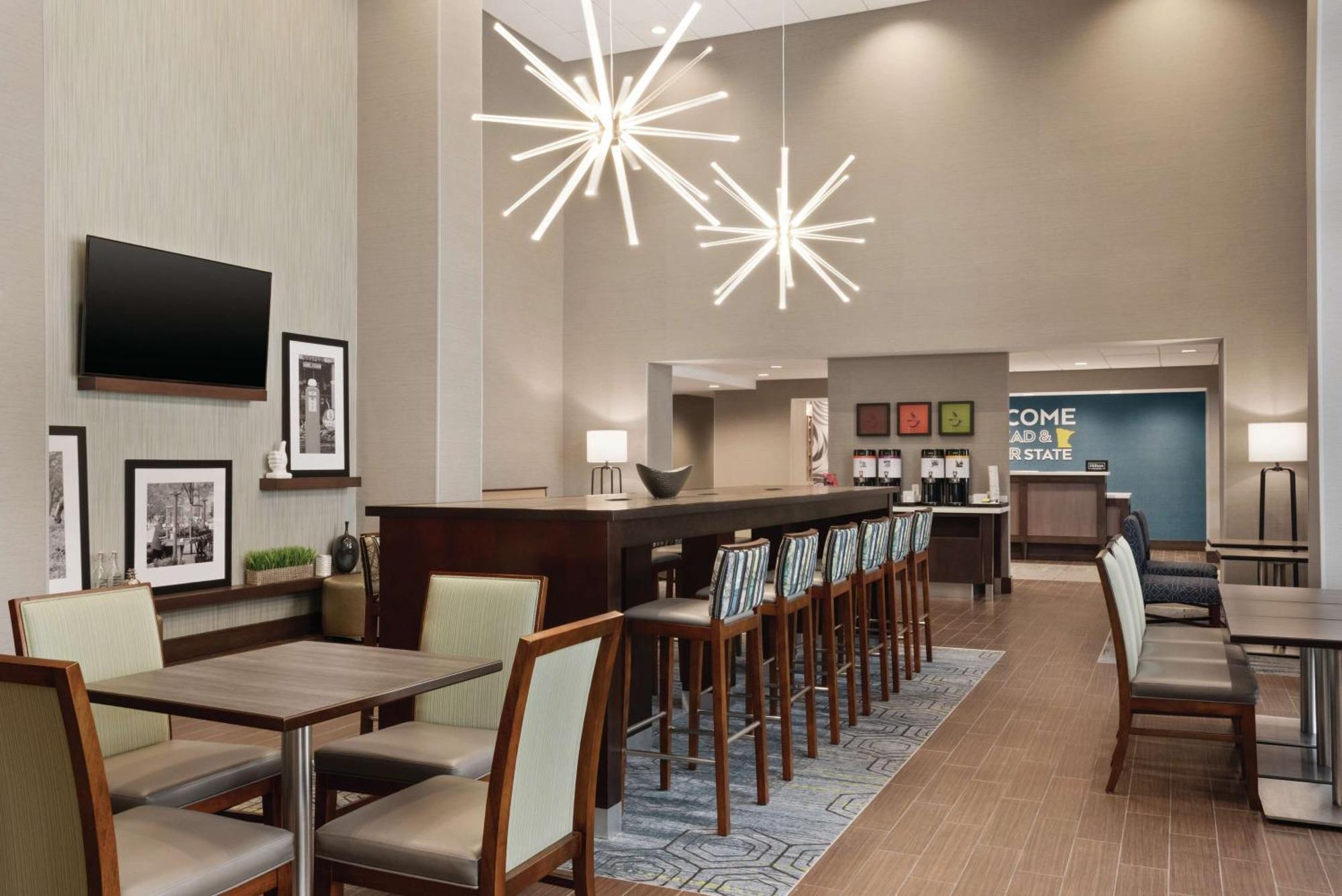Hampton Inn Brooklyn Park Exteriör bild